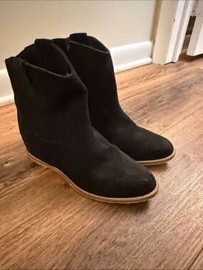 Nisolo 7.5 Black Suede Flat Ankle Boots